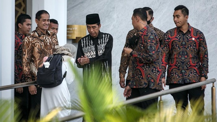 Presiden Joko Widodo melaksanakan salat Idul Fitri 1444 H di Masjid Syeikh Zayed, Solo, Jateng, Sabtu (22/4/2023). Jokowi salat Idul Fitri bareng Ganjar Pranowo.