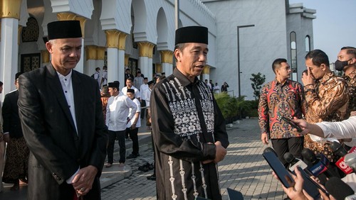 Presiden Joko Widodo melaksanakan salat Idul Fitri 1444 H di Masjid Syeikh Zayed, Solo, Jateng, Sabtu (22/4/2023). Jokowi salat Idul Fitri bareng Ganjar Pranowo.