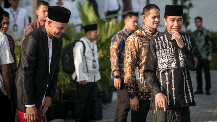 Jokowi dan Ganjar Salat Idul Fitri Bareng di Solo Presiden Joko Widodo melaksanakan salat Idul Fitri 1444 H di Masjid Syeikh Zayed, Solo, Jateng, Sabtu (22/4/2023). Jokowi salat Idul Fitri bareng Ganjar Pranowo.
