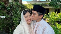 Adapun, Kaesang juga tampil senada. Ia memakai baju koko putih bermotif sulaman geometris dan celana panjang hitam. “Selamat Hari Raya Idul Fitri 1444 H. Taqabalallahu Minna Waa Minkum Taqabbal Yaa Karim, mohon maaf lahir batin ya semua Selamat berkumpul dengan keluarga ya!” tulisnya sebagai keterangan foto. (Foto: Instagram/@erinagudono)