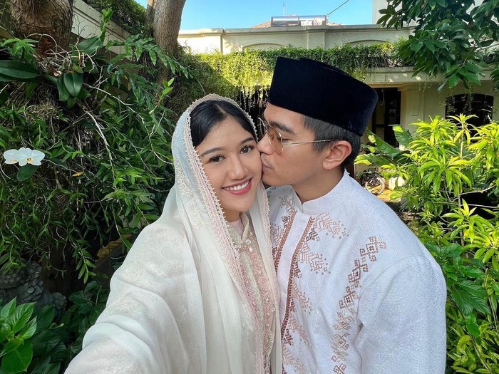 Kaesang mencium Erina Gudono
