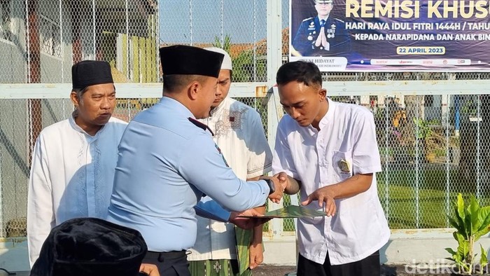 Kalapas Indramayu, Beni Hidayat memberikan remisi kepada Narapidana