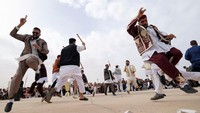 Warga Libya mengenakan kostum tradisional menampilkan tarian rakyat selama karnaval untuk merayakan Idul Fitri di lapangan umum di Benghazi, Libya, Jumat (21/4/2023). 