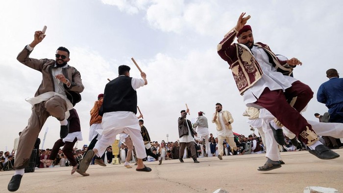 Karnaval Semarakkan Idul Fitri di Libya Libyans dressed in traditional costumes perform a folk dance during a carnival to celebrate Eid El Fitr in a public square in Benghazi, Libya April 21, 2023. REUTERS/Esam Omran Al-Fetori TPX IMAGES OF THE DAY