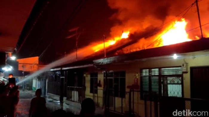 Kebakaran belasan rumah di Medan.