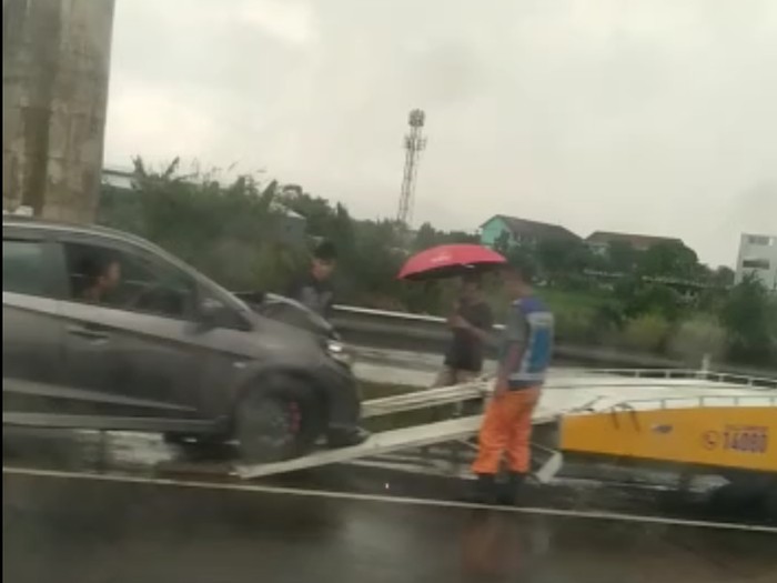 Kecelakaan melibatkan sejumlah kendaraan terjadi di Tol Padalarang-Cileunyi, Jawa Barat (Jabar). Petugas menangani kendaraan yang terlibat kecelakaan. (dok Pribadi/Tangtang)