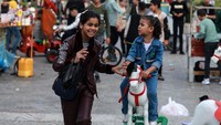 Senyum ceria terpancar dari wajah anak-anak Palestina saat bermain untuk merayakan Idul Fitri. Majdi Fathi/NurPhoto via Getty Images.