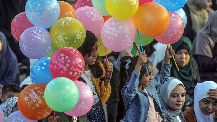 Keceriaan Anak-anak Palestina Rayakan Lebaran Anak-anak Palestina merayakan Idul Fitri dengan bermain di taman Kota Gaza. Yuk lihat potret keceriaan anak-anak rayakan Idul Fitri.
