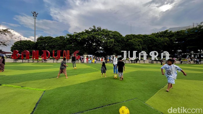 Keceriaan warga Bandung bermain di Alun-alun kala hari pertama Lebaran