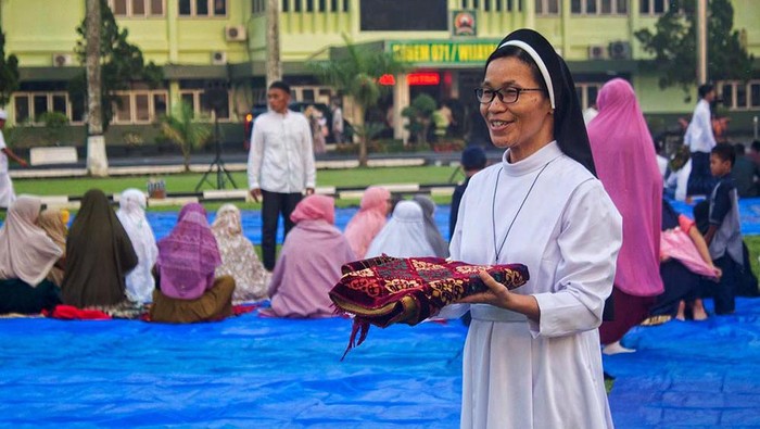 Keindahan Kerukunan Umat Beragama Umat lintas agama turut membantu pelaksanaan salat Idul Fitri di lapangan Korem 071/Wijayakusuma, Banyumas, Jawa Tengah, Sabtu (22/4/2023).