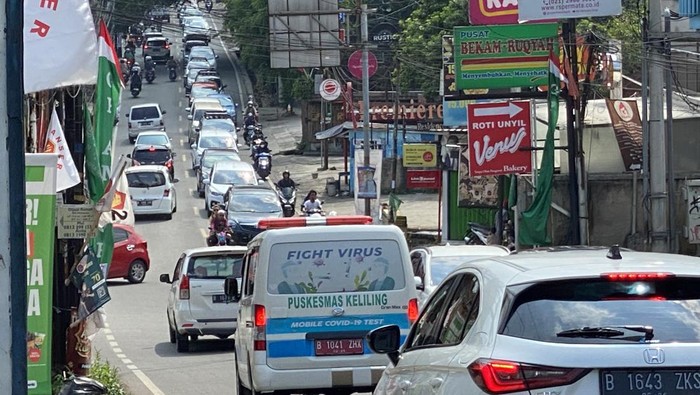 Kemacetan di pertigaan keluar Tol Desari