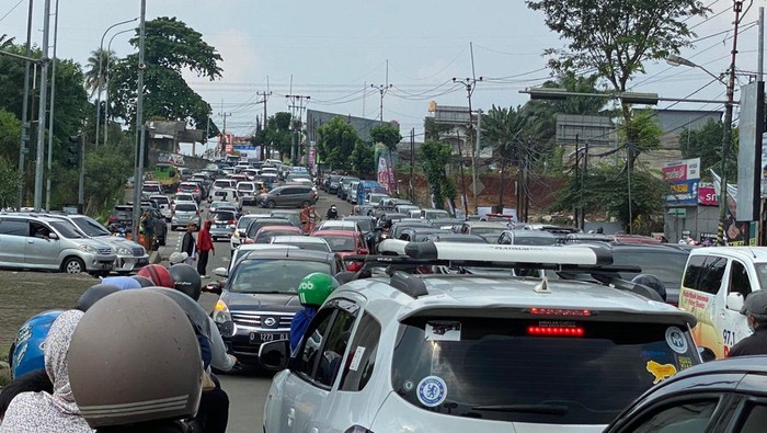 Kemacetan di pertigaan keluar Tol Desari Kemacetan di pertigaan keluar Tol Desari