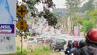 Tampak kemacetan parah di pertigaan keluar Tol Desari (Devi/detik)