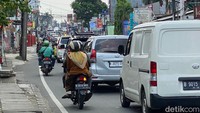Sepeda motor masih dapat melaju di lajur kiri di saat mobil-mobil terjebak kemacetan (Devi Puspitasari/detikcom)