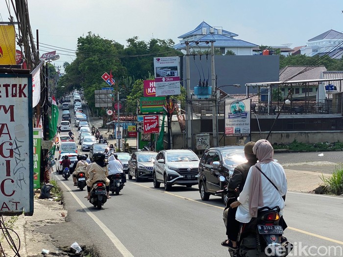 Kemacetan panjang di Jalan Raya Sawangan hingga Jalan Mochtar, Depok. Kemacetan juga terjadi di pertigaan keluar Tol Desari (Devi Puspitasari/detikcom)