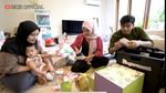 Keseruan Ria Ricis Buka Hampers Lebaran Bareng Teuku Ryan dan Moana