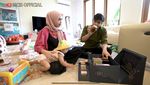 Keseruan Ria Ricis Buka Hampers Lebaran Bareng Teuku Ryan dan Moana