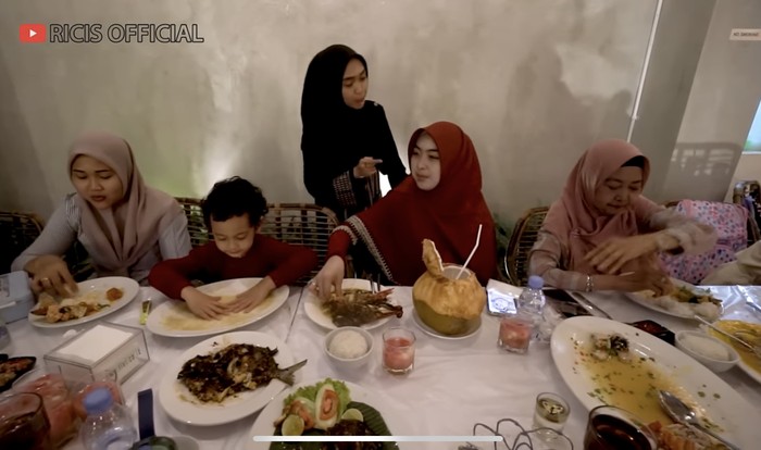 Keseruan Ria Ricis Buka Hampers Lebaran Bareng Teuku Ryan dan Moana