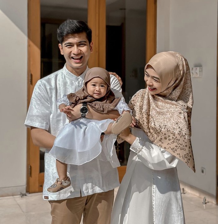 Keseruan Ria Ricis Buka Hampers Lebaran Bareng Teuku Ryan dan Moana