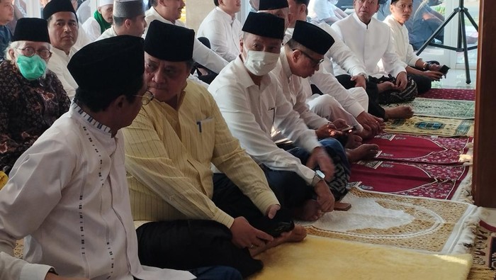 Ketua Umum DPP Partai Golkar Airlangga Hartarto dan keluarga Salat Id di Masjid Ainul Hikmah DPP Golkar, Palmerah, Jakbar, Sabtu (22/4/2023).