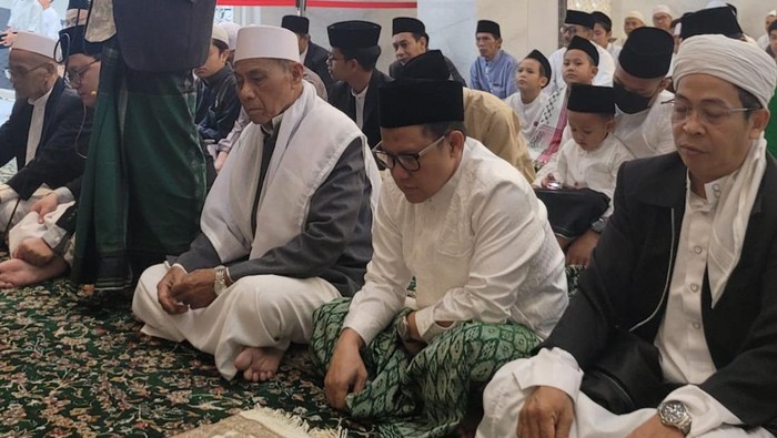 Ketua Umum PKB Muhaimin Iskandar alias Cak Imin melaksanakan Salat Id di Masjid Al Istiqomah Kemang, Jakarta Selatan.