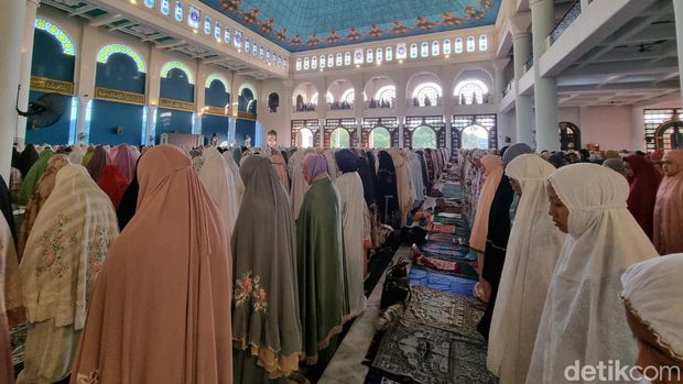 Khofifah Salat Id di Masjid Al-Akbar Surabaya