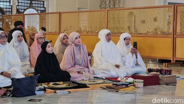 Khofifah Salat Id di Masjid Al-Akbar Surabaya