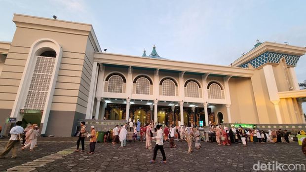 Khofifah Salat Id di Masjid Al-Akbar Surabaya