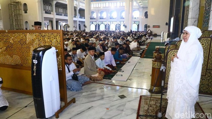 Khofifah salat Id