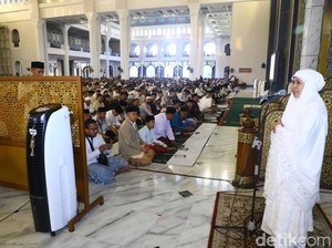 Jalan Kaki ke Masjid Al-Akbar, Khofifah Salat Id Bareng 60 Ribu Jemaah