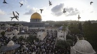 Warga Palestina menghadiri perayaan hari raya Idul Fitri di Masjid Dome of the Rock di kompleks Masjid Al Aqsa di Kota Tua Yerusalem. AP/Mahmoud Illean 