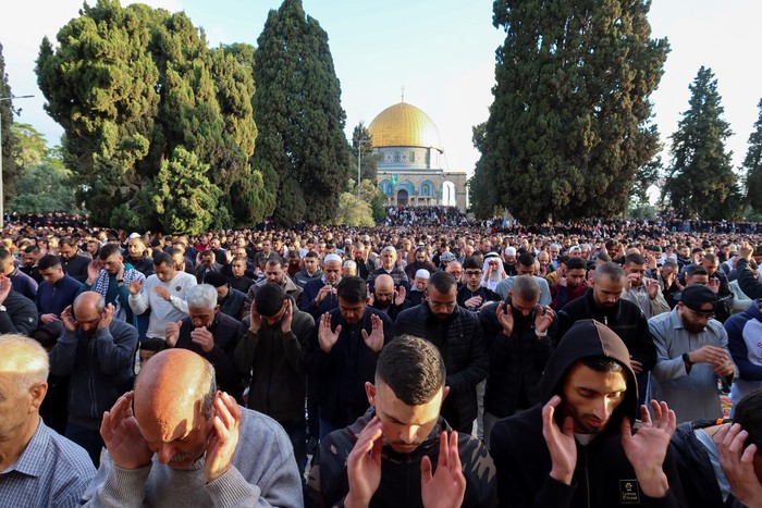 Palestinians attend Eid al-Fitr prayers at the compound that houses Al-Aqsa mosque, known to Muslims as Noble Sanctuary and to Jews as Temple Mount, in Jerusalems Old City, April 21, 2023. REUTERS/Sinan Abu Mayzer