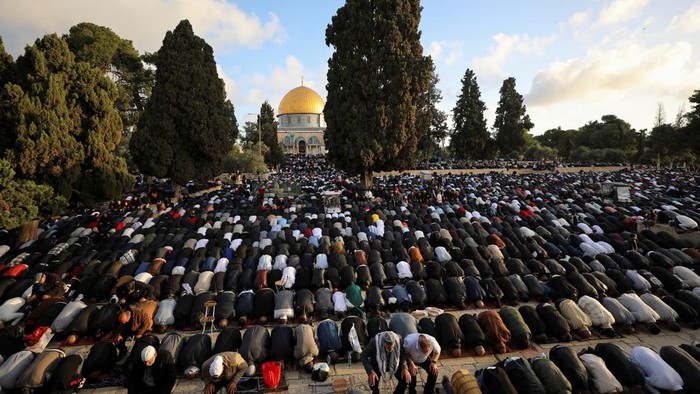Khusyuknya Ribuan Warga Palestina Salat Idul Fitri di Masjid Al-Aqsa Palestinians attend Eid al-Fitr prayers at the compound that houses Al-Aqsa mosque, known to Muslims as Noble Sanctuary and to Jews as Temple Mount, in Jerusalem's Old City, April 21, 2023. REUTERS/Jamal Awad NO RESALES. NO ARCHIVES
