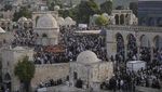 Khusyuknya Ribuan Warga Palestina Salat Idul Fitri di Masjid Al-Aqsa