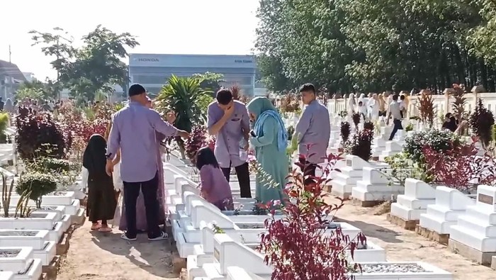 Ramai warga berziarah kubur di hari pertama Idul Fitri atau usai melaksanakan salat Id. Foto: Perdana Ramadhan/detikSumut