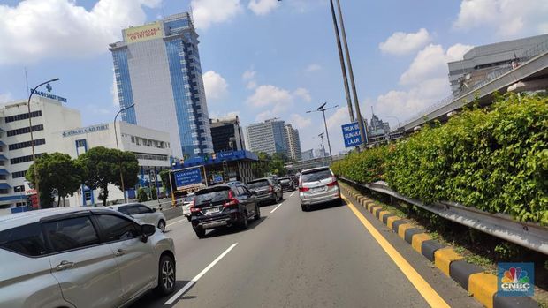 Kondisi Lalu Lintas Di Tol Dalam Kota terpantau Padat Merayap. Berdasarkan Pantauan pukul 12.40 WIB, kepadatan mulai terjadi dari pintu masuk Tol Semanggi, hingga ke Pintu tol keluar Cawang. (CNBC Indonesia/Eko Frima)