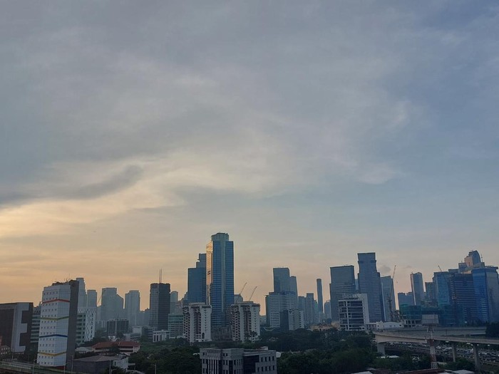Kondisi langit Jakarta sore ini di hari pertama Lebaran (Yogi/detikcom)