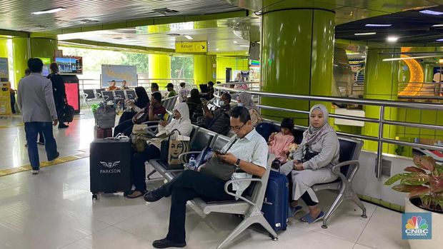 Kondisi Stasiun Gambir, Jakarta pada Hari Raya Idul Fitri, Sabtu siang (22/4/2023) terlihat lengang. Tidak terjadi penumpukan penumpang baik di area tunggu lantai 1 maupun menuju ke peron kereta api. Begitu pula di area check-in juga terpantau kosong. Siang ini terdapat beberapa kereta yang disiapkan seperti Argo Parahyangan tambahan, Argo Sindoro Tambahan, dan Brawijaya. (CNBC Indonesia/Novina Putri Bestari)