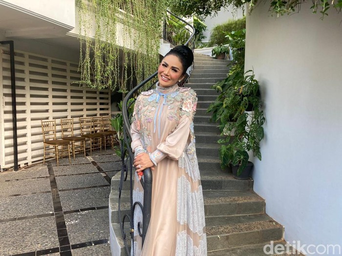 Krisdayanti saat ditemui di kawasan rumahnya.
