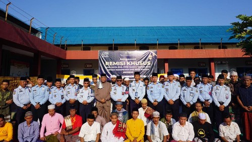 Lapas Kelas IIB Singaraja menyerahkan remisi khusus hari raya Idul Fitri kepada warga binaan beragama Islam, Sabtu (22/4/2023). (Foto: Istimewa)
