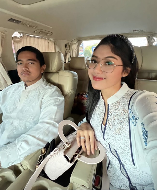 Kali ini, Erina tampil dengan atasan lace yang dipadu celana print geometris. Tidak ketinggalan, bando bertaburan detail berkilauan ikut menemani penampilannya. (Foto: Instagram/@erinagudono)