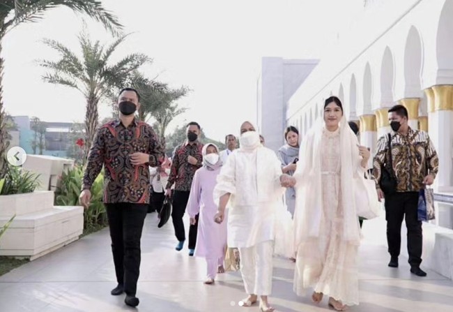 Momen kebersamaan Erina dan keluarga Jokowi sempat diunggah Erina di Instagram pribadinya. Sebuah foto memperlihatkan Erina selfie bersama ibu mertuanya, Iriana Jokowi, saat salat ied di Masjid Raya Sheikh Zayed, Surakarta. (Foto: Instagram/@jokowi)