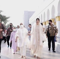 Momen kebersamaan Erina dan keluarga Jokowi sempat diunggah Erina di Instagram pribadinya. Sebuah foto memperlihatkan Erina selfie bersama ibu mertuanya, Iriana Jokowi, saat salat ied di Masjid Raya Sheikh Zayed, Surakarta. (Foto: Instagram/@jokowi)
