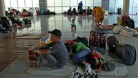 Sejumlah pemudik menunggu keberangkatan kapal di Pelabuhan Soekarno Hatta, Makassar.
