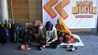 Pelabuhan Soekarno Hatta, Makassar, masih terpantau ramai oleh pemudik di hari pertama lebaran.