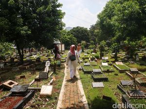 Adab Ziarah Kubur dengan Doa dan Tata Caranya