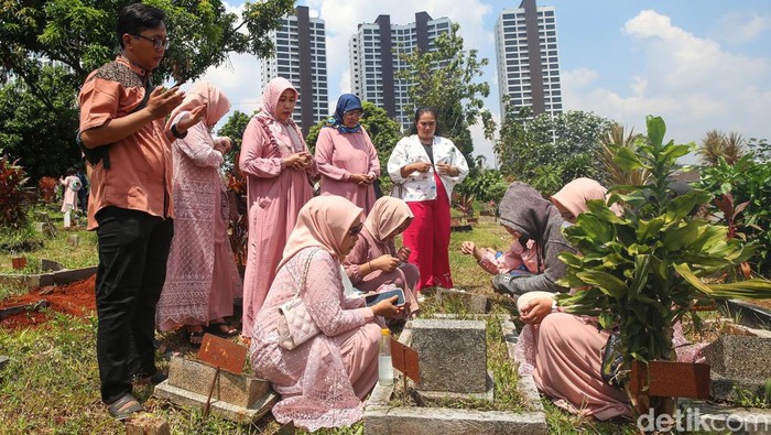 Ziarah kubur marak dilakukan saat lebaran. Biasanya ziarah dilakukan usai salat Idul Fitri, seperti terlihat di Pemakaman Wakaf Kramat Pela, Jakarta Selatan, Sabtu (22/4/2023).
