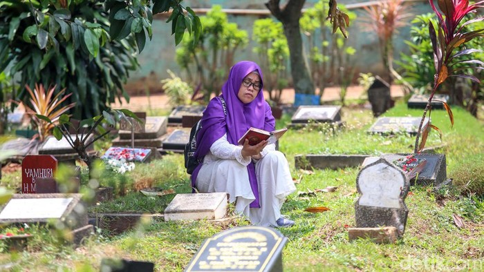 Ziarah kubur marak dilakukan saat lebaran. Biasanya ziarah dilakukan usai salat Idul Fitri, seperti terlihat di Pemakaman Wakaf Kramat Pela, Jakarta Selatan, Sabtu (22/4/2023).