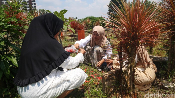 Ziarah kubur marak dilakukan saat lebaran. Biasanya ziarah dilakukan usai salat Idul Fitri, seperti terlihat di Pemakaman Wakaf Kramat Pela, Jakarta Selatan, Sabtu (22/4/2023).