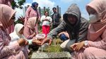 Lebaran, Warga Ziarah di Pemakaman Kramat Pela